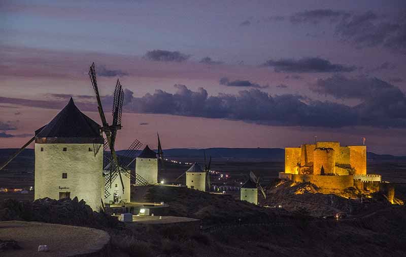 Toledo - Consuegra 52 - molinos de viento y castillo de Consuegra.jpg